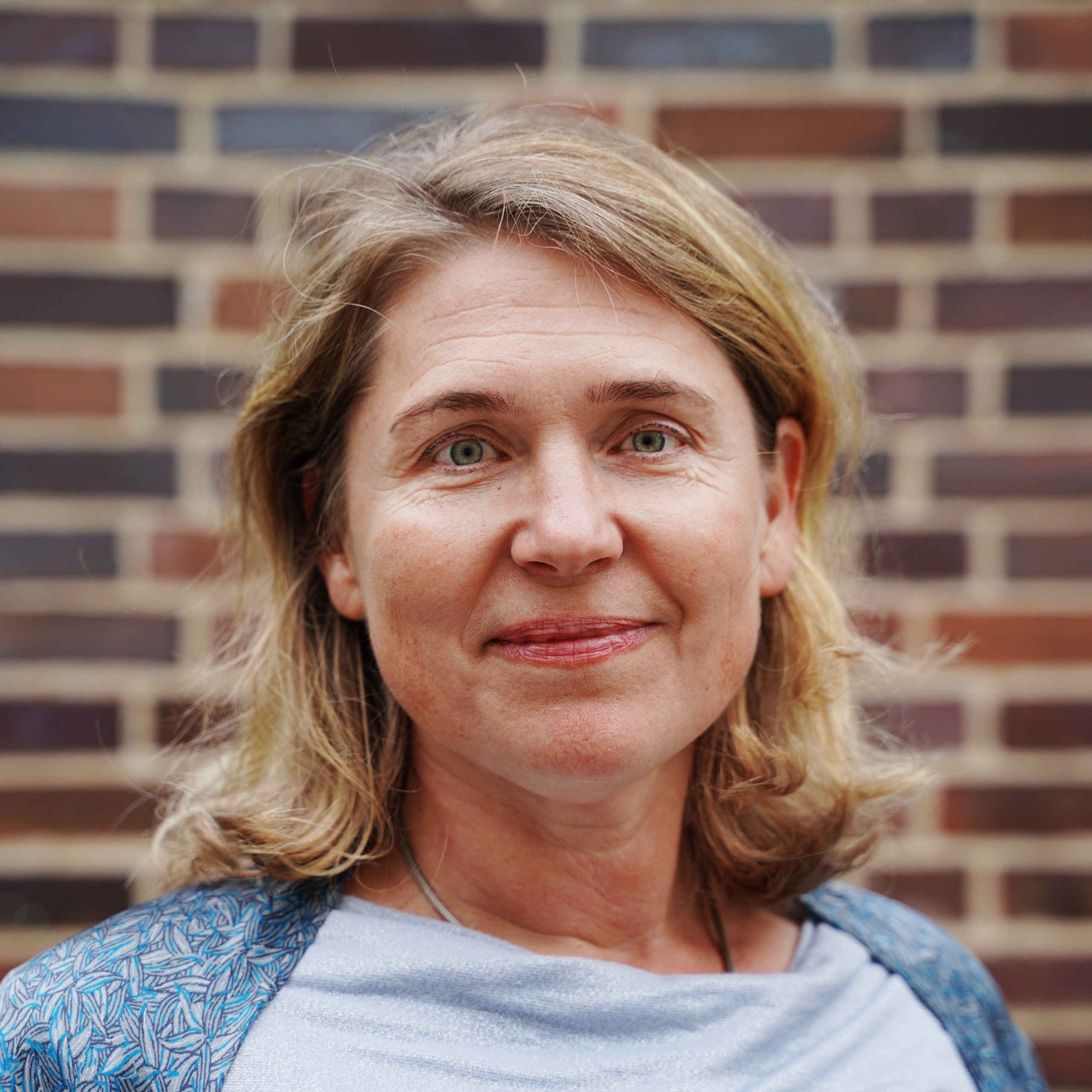 Porträtfoto von Dr. Roda Verheyen: eine lächelnde Frau mit blondem, schulterlangem Haar.
