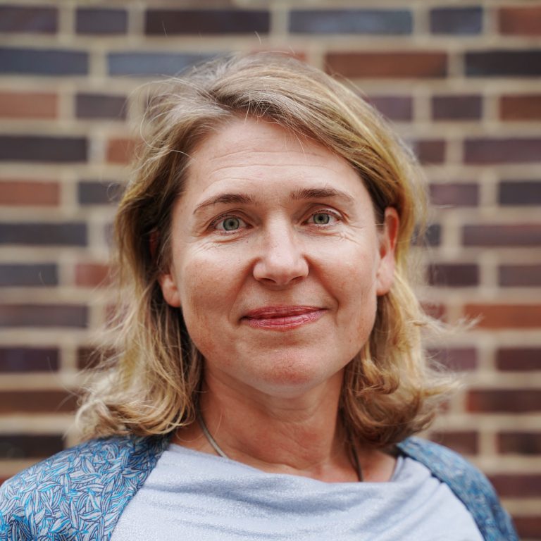 Portrait photo of Dr. Roda Verheyen: a smiling woman with shoulder-length blonde hair.