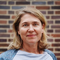 Portrait photo of Dr. Roda Verheyen: a smiling woman with shoulder-length blonde hair.