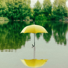 Gelber Regenschirm auf einer Seeoberfläche
